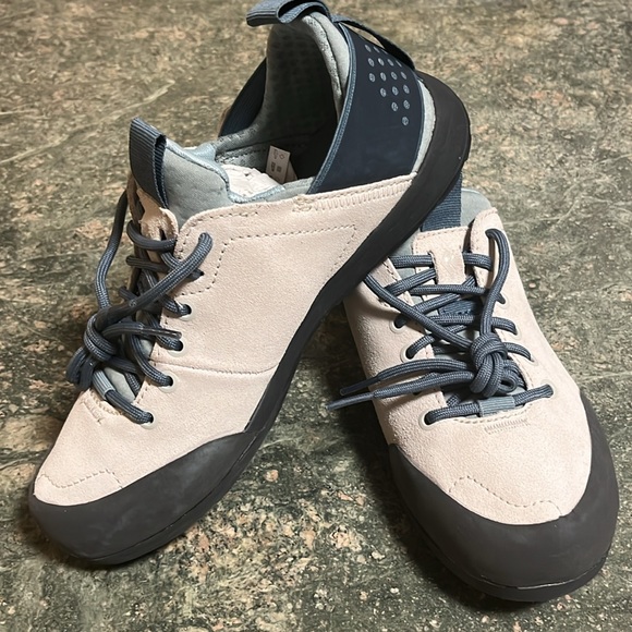 Black Diamond Suede Approach Shoes! 👟 - Picture 10 of 11